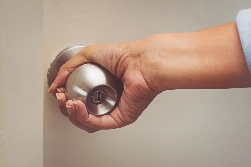 How To Unlock Bathroom Door Twist Lock